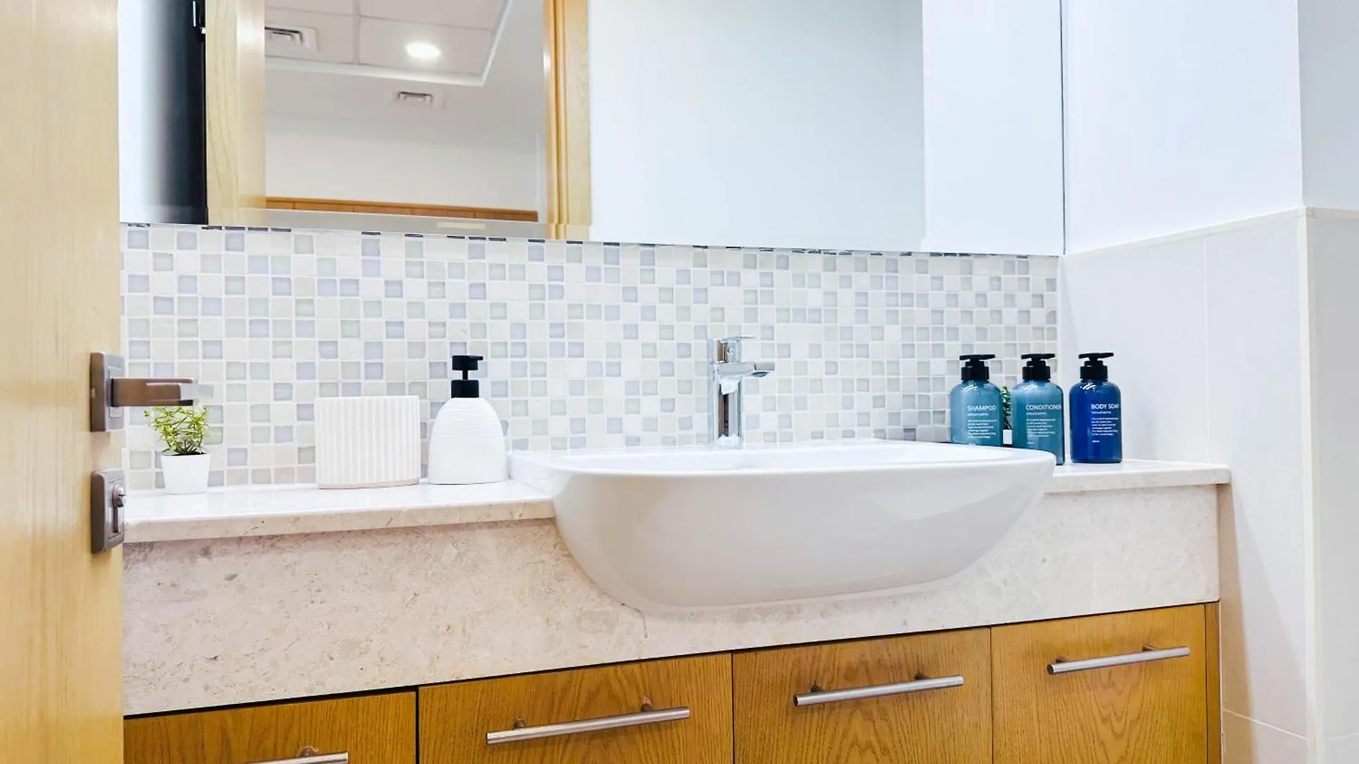 Апартаменты 1Br Downtown Apt Walk To Dubai Mall & Burj